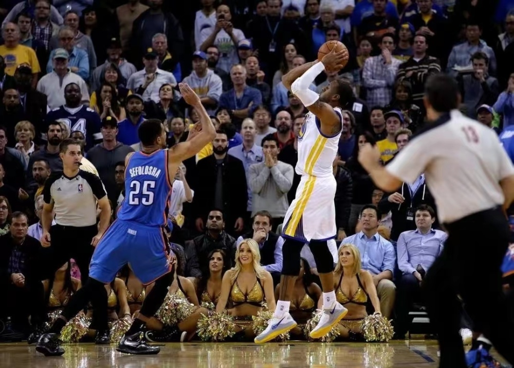 NBA常规赛收官战，库里三分绝杀雷霆，勇士锁定西部第三